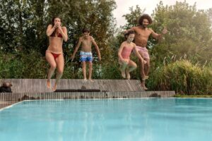 Dive into fun: De meest verfrissende zwembadspelletjes 